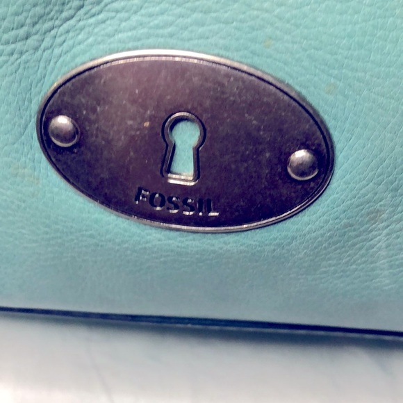 FOSSIL sea foam genuine leather bag. Silver hardware. 3 compartments inside. - Picture 3 of 17